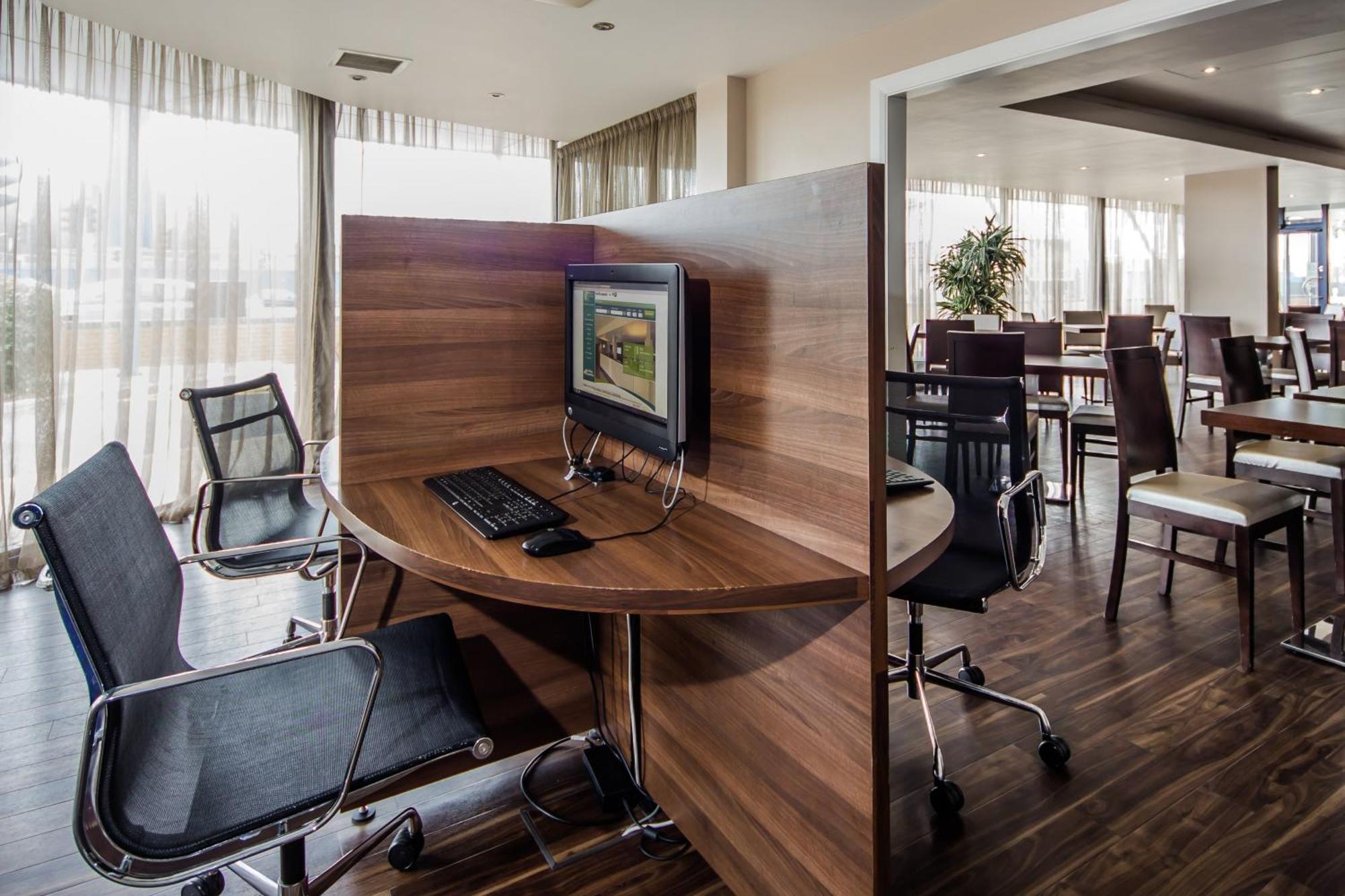 Holiday Inn Express Royal Docks By Ihg Лондон Экстерьер фото