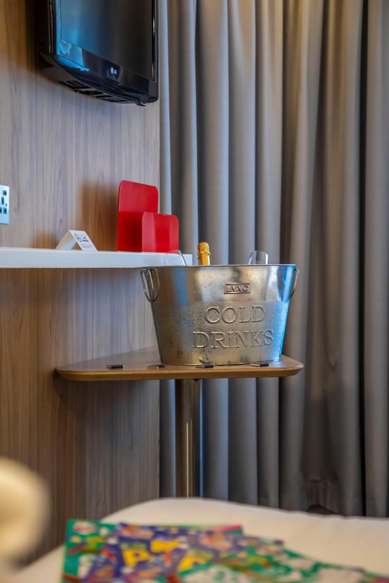 Holiday Inn Express Royal Docks By Ihg Лондон Экстерьер фото