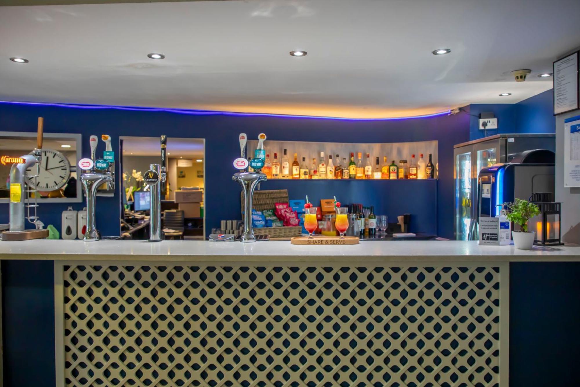 Holiday Inn Express Royal Docks By Ihg Лондон Экстерьер фото