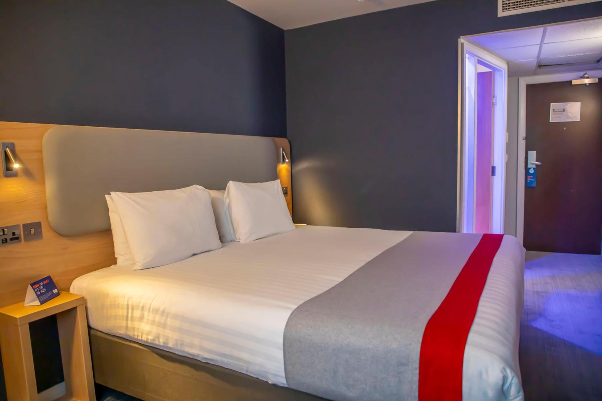 Holiday Inn Express Royal Docks By Ihg Лондон Экстерьер фото