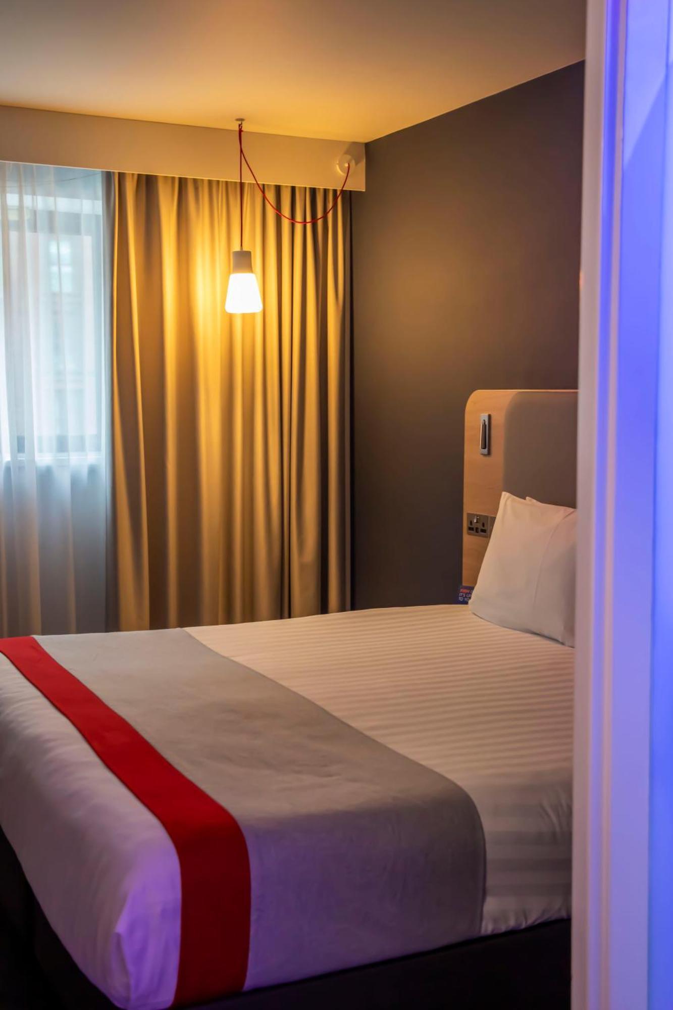 Holiday Inn Express Royal Docks By Ihg Лондон Экстерьер фото